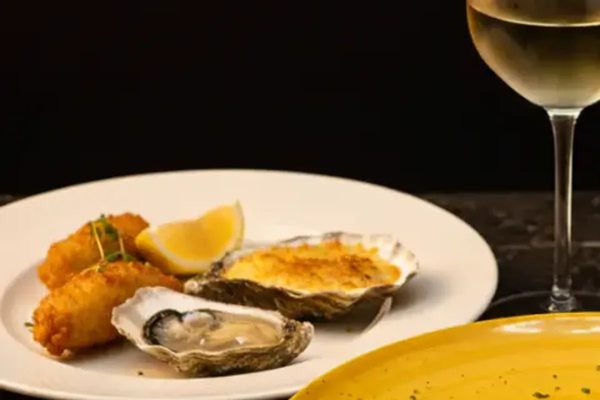 Ostriche di Scardovari cruda, fritta e gratinata, servite a Ponte Molo