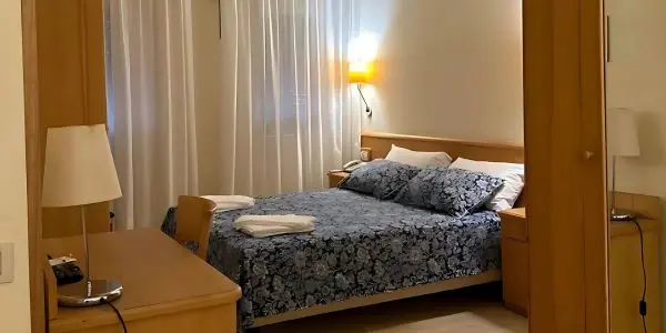 Camera matrimoniale Hotel Ponte Molo con letto king size