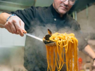 Preparazione tradizionale di piatti del Delta del Po nella cucina di Ponte Molo