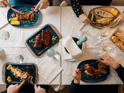 Varietà di piatti serviti a Ponte Molo, dalla cucina di pesce alla pizzeria
