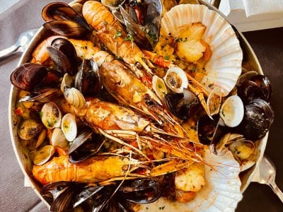 Paella del Delta, specialità mensile preparata con riso Carnaroli e frutti di mare locali