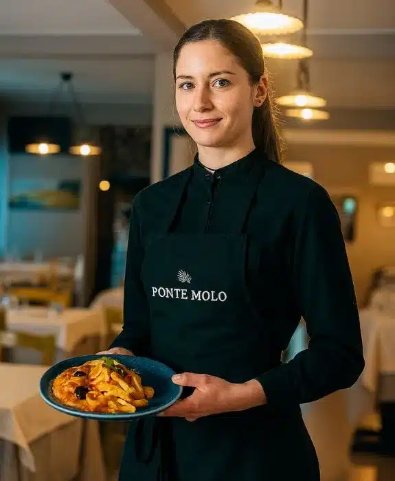 Staff di Ponte Molo che serve clienti con cordialità, rappresentando la missione dell'azienda