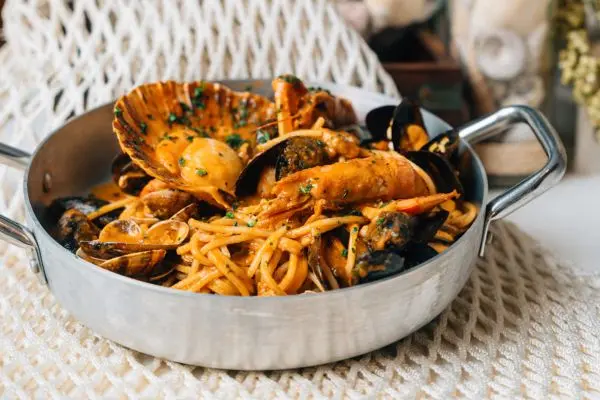 Scoglio 1953, piatto signature servito al Ristorante Hotel Ponte Molo a Porto Tolle con spaghetti ai frutti di mare