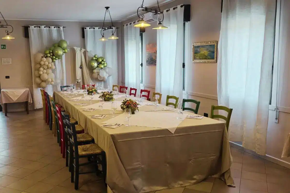 Interno della sala ristorante di Ponte Molo con tavoli disposti per un evento di gruppo
