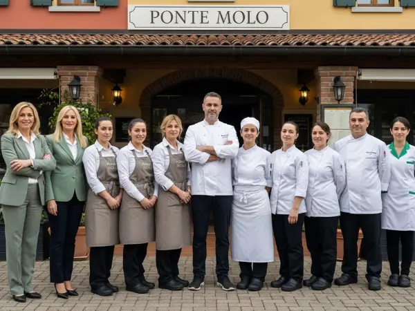 Staff di Ponte Molo davanti all'ingresso del ristorante e hotel