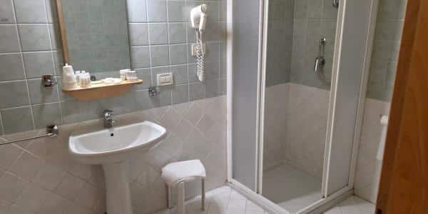 Bagno privato camera tripla Hotel Ponte Molo
