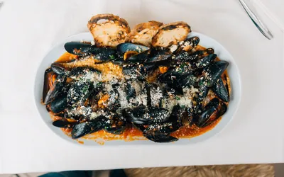 Piatto di cozze del Delta con i crostini, visto dall'alto